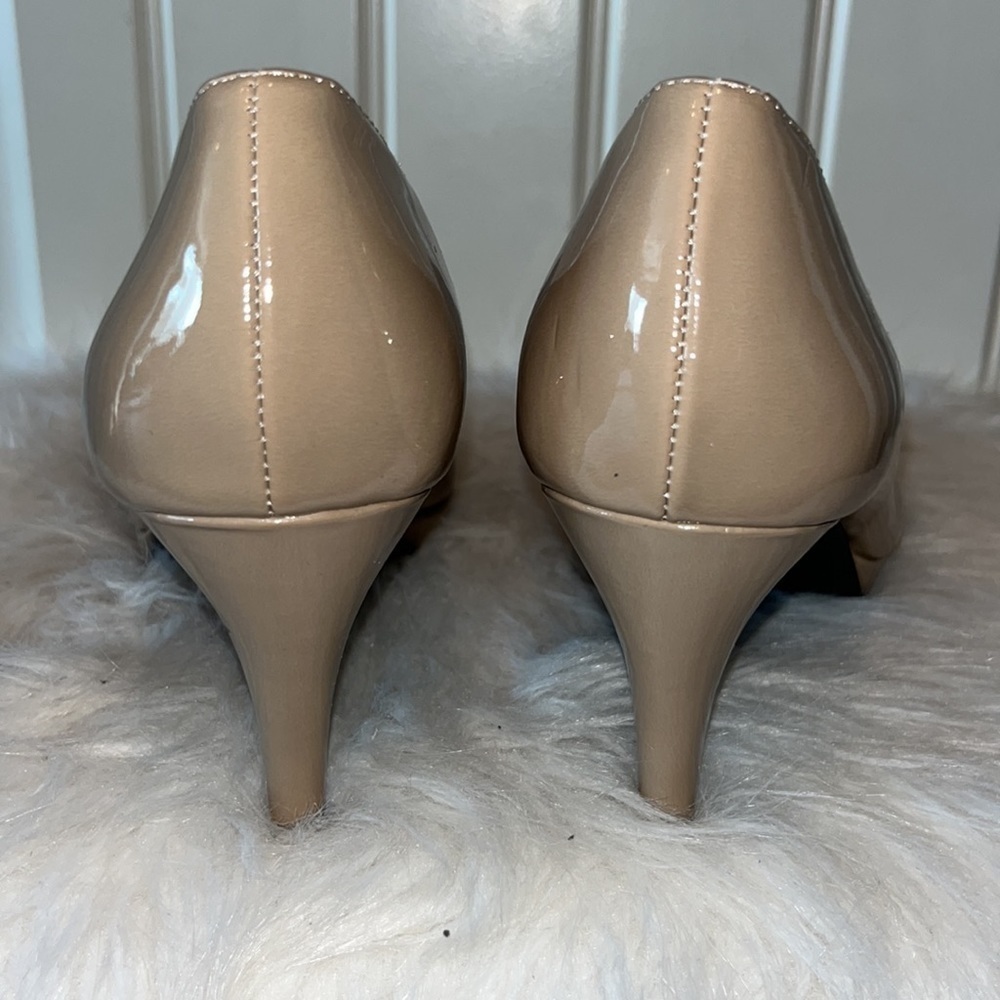 Bandolino peep toe tan taupe neutral faux patent leather heel pump size 8.5 - Picture 5 of 11